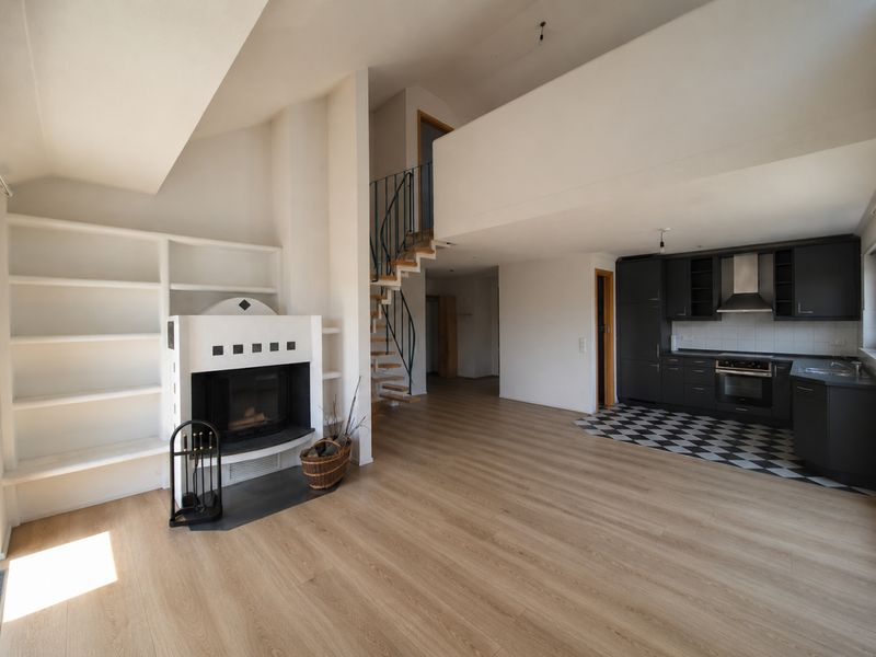 Großzügige 3-Zimmer-Dachgeschosswohnung mit Galerie, 2 Bädern, Kaminofen & Süd-Balkon – sofort verfü